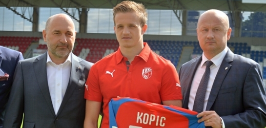 Jan Kopic, nová posila Plzně, s šéfy klubu.