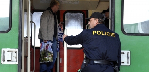 Policisté ve vlaku zadrželi černé pasažéry z Iráku (ilustrační foto).