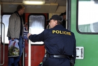 Policisté ve vlaku zadrželi černé pasažéry z Iráku (ilustrační foto).