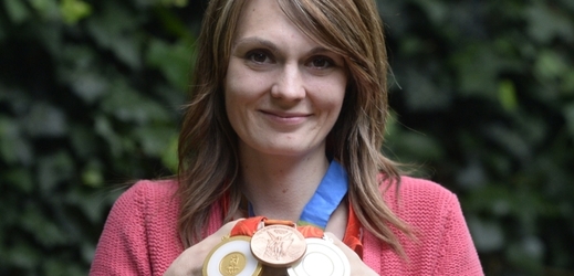 Majitelka kompletní sady olympijských medailí ve sportovní střelbě Kateřina Emmons je potřetí těhotná a rozhodla se ukončit sportovní kariéru. Řekla to 18. června v Praze novinářům.