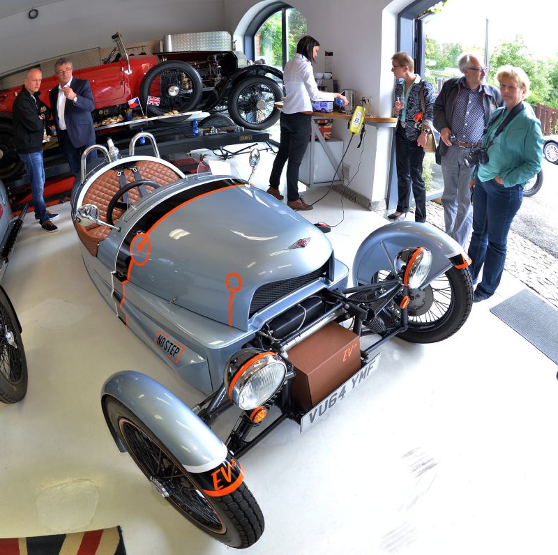 Britská automobilka Morgan vyrábějící klasické sportovní vozy se pochlubila konceptem tříkolového elektromobilu EV3. Stalo se tak v České republice. Auto se veřejnosti ukáže na sobotní automobilové slavnosti Jízda slunovratu v Dolních Břežanech.