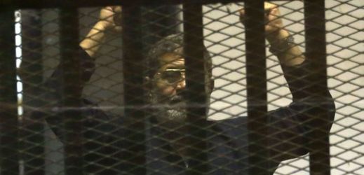 Muhammad Mursí za mřížemi.