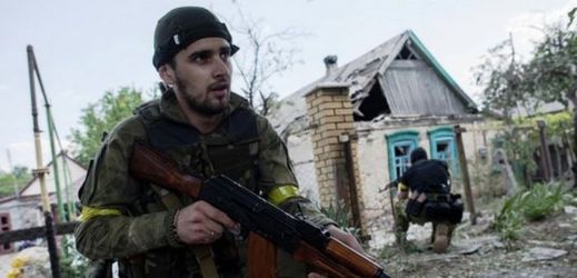 V Marjince byli při povstaleckém ostřelování zraněni tři vojáci ukrajinských vládních sil.