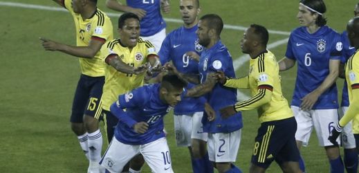 Neymara atakuje Bacca a vrací mu úder. 