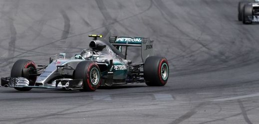 Nico Rosberg před Lewisem Hamiltonem. 