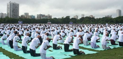 Mezinárodní den jógy v indické Kolkatě.