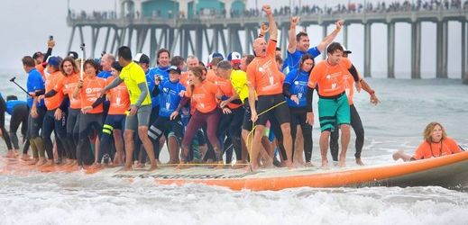 Na třinácti metrový surf se vešlo šedesát šest surfařů.