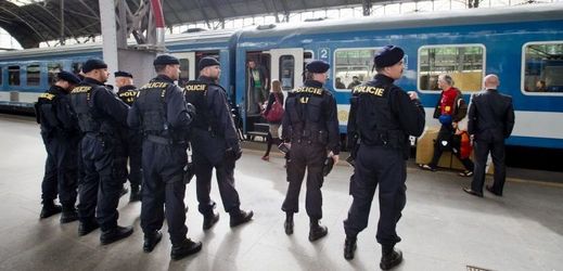 Policisté prohledávají předem vytipované vlaky na pražském hlavním nádraží.