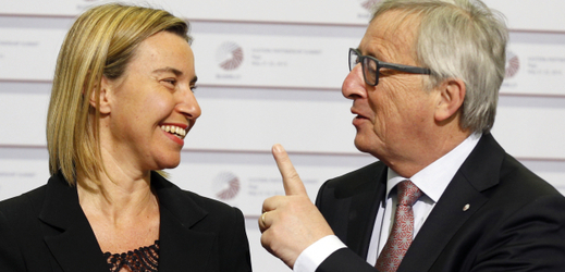 Předseda Evropské komise Jean-Claude Juncker vtipkuje s Federikou Mogheriniovou.