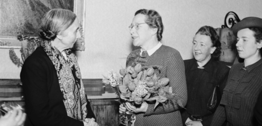 Zasedání Mezinárodní demokratické federace žen v Praze. Předsedkyně Mezinárodní demokratické federace žen Eugénie Cottonová (vlevo) se vítá s poslankyní Miladou Horákovou (s kyticí).