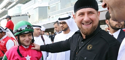 Čečenský prezident (vpravo) má rád koně. Na dostizích v Dubaji.