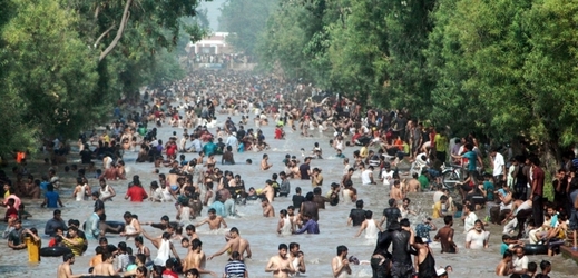 Pákistánci se chladí v řece.
