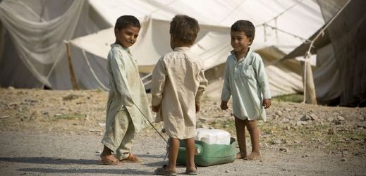 Pákistánské děti v uprchlickém táboře.