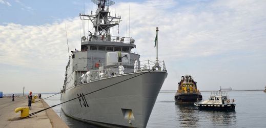 Loď irské armády ve Středozemním moři zachraňuje uprchlíky.