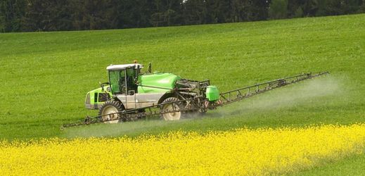 Pesticid lindan se hojně užívá v zemědělství.