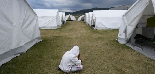 Na stovky uprchlíků nezbyla postel, a tak stanují.
