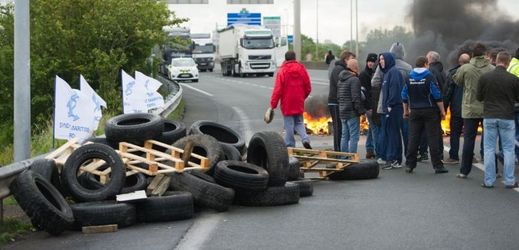 Stávkující pracovníci trajektové přepravy zablokovali francouzský přístav Calais.