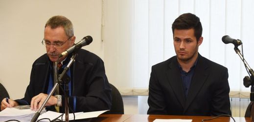 Patrik Kaifáš (vpravo), který podle obžaloby loni v létě uhodil pěstí zpěváka Michala Hrůzu, se odvolal k vrchnímu soudu. 