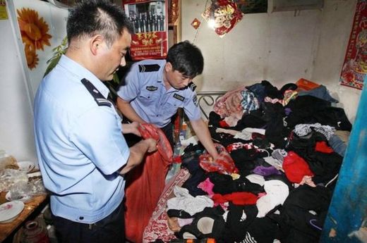 Číňan s ukradeným spodním prádlem spal v posteli.