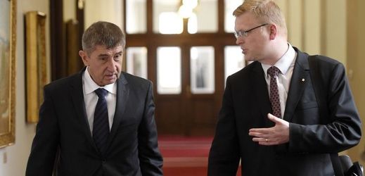 Ministr financí Andrej Babiš (vlevo) a místopředseda vlády Pavel Bělobrádek odcházejí ze středeční schůze vlády.