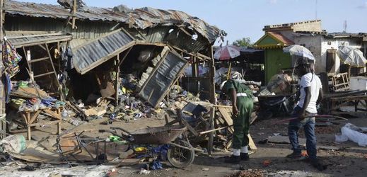 Zničené tržiště po bombovém útoku v nigerijské největším městě Maiduguri (ilustrační foto).