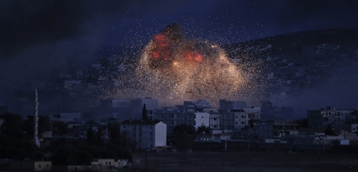 Výbuchy v pohraničním městě Kobani, o které se opět bojuje.