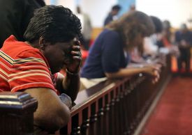 Lidé oplakávají zesnulé při střelbě v kostele v Jižní Karolíně.