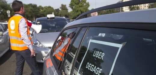 Taxikáři zahájili ve Francii stávku na protest proti americké společnosti Uber.