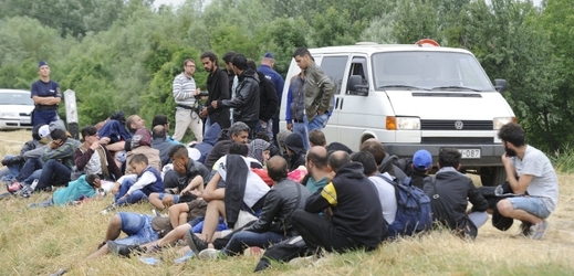 Uprchlíci na maďarských hranicích jsou kontrolováni policií.