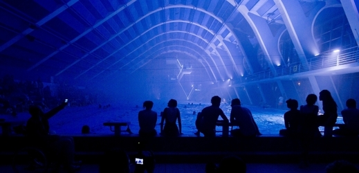 V plaveckém stadionu Podolí se v noci na 19. června uskutečnila audiovizuální performance Podolská vlna inspirovaná samotnými prostory budovy.