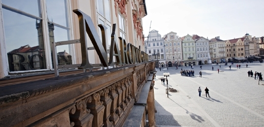 Pohled z balkonu paláce Kinských na Staroměstském náměstí v Praze, ve kterém sídlí Národní galerie.