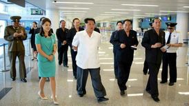 Severokorejský diktátor Kim Čong-un s manželkou při prohlídce restaurací a obchodů terminálu.