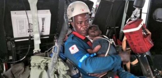 Ženu s dítětem zachránili členové kolumbijského armádního letectva.