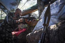 Ruský separatista v boji na Ukrajině.