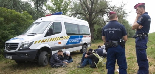 Maďarská polní stráž a zadržení uprchlíci.