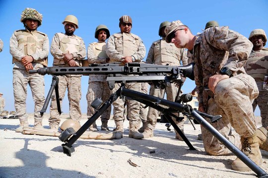 Americký voják učí na společných manévrech své saúdské kolegy zacházet s kulometem.