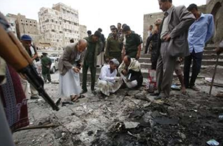 Lidé v hlavním městě Saná si prohlížejí místo dopadu granátu, zřejmě saúdského.
