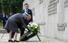 Královna uctila památku obětí holokaustu.