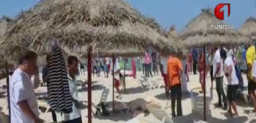 Záběry tuniské televize. Zranění lidé na pláži po útoku.