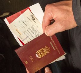 Policie zadržela muže s falešným dánským pasem.