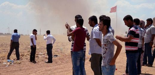 Turečtí obyvatelé monitorují situaci okolo města Kobani na jejich hranicí.