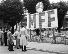 MFF Karlovy Vary v roce 1950. Na snímku je tabule s přehledem promítaných filmů.