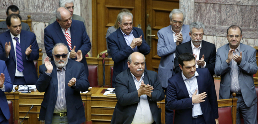 Premiér Alexis Tsipras (vpravo dole) sklidil za projev o referendu v řeckém parlamentu potlesk.