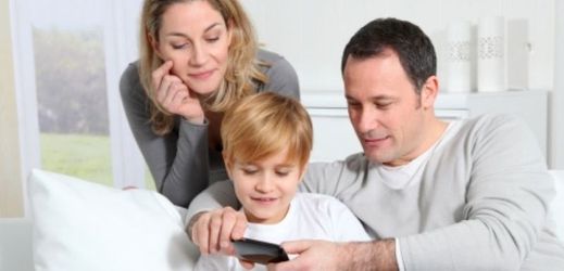 Spousta dětí si myslí, že jejich rodiče kontrolují telefony příliš často (ilustrační foto).
