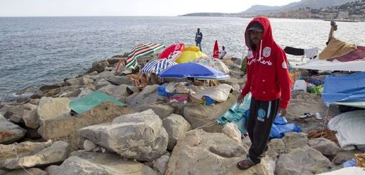Afričtí migranti na italském pobřeží.