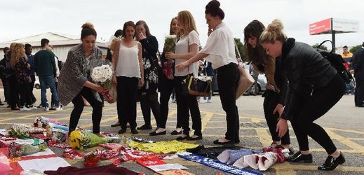 Lidé projevují soustrast obětem tuniského neštěstí po celém světě (na snímku před stadionem v britském Walsallu).