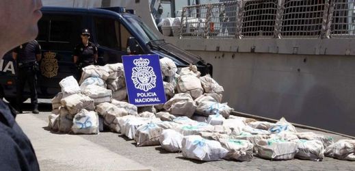 Policisté ve Španělsku a zabavený kokain.