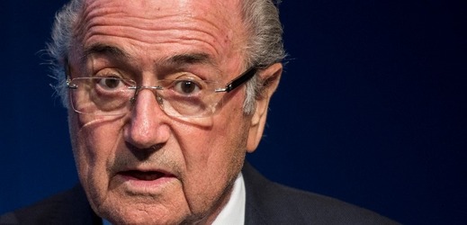 Prezident FIFA Sepp Blatter chce mimořádný volební kongres až v příštím roce. UEFA je ale proti.