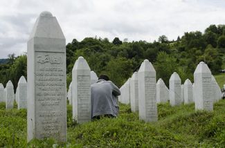 Pomníky k uctění památky obětí masakru ve Srebrenice.