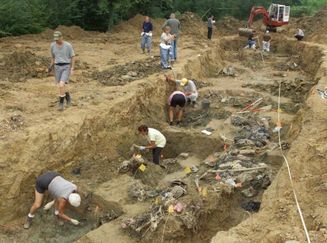Odkrývání masových hrobů po válce v Bosně.